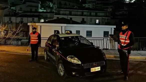 Coriglianese di 38 anni impone alla figlia 11enne di lanciare la cocaina dal balcone: arrestato