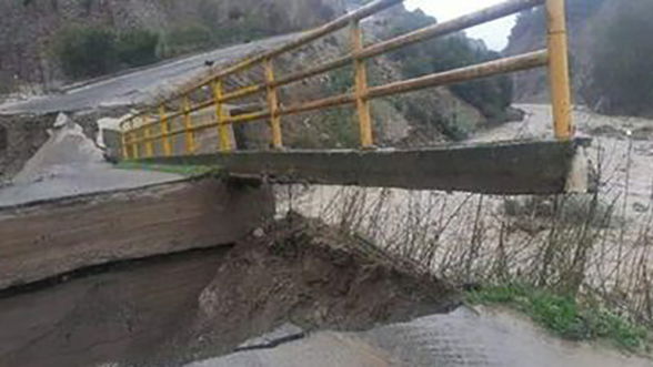 Maltempo: crolla un ponte nel crotonese, nessun ferito