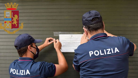 Noto locale vendeva bevande e alimenti al tavolo, scattata la chiusura e la sanzione pecuniaria