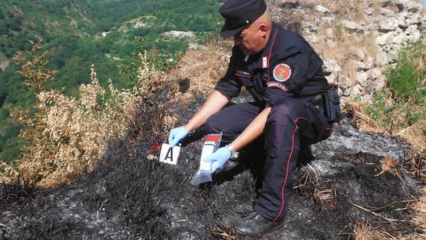 Incendi boschivi, tratto in arresto un uomo responsabile di diversi roghi