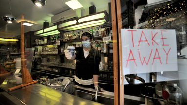 Il Governo pensa a chiudere i bar (anche per l'asporto) alle 18