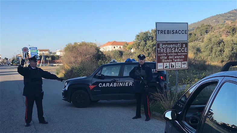 Alla vista dei Carabinieri getta l'eroina dalla moto: arrestato