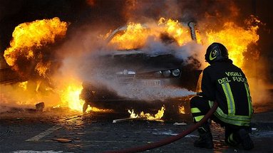Notte di fuoco a Corigliano-Rossano, in fiamme l'auto di un poliziotto e un furgone utilizzato da braccianti