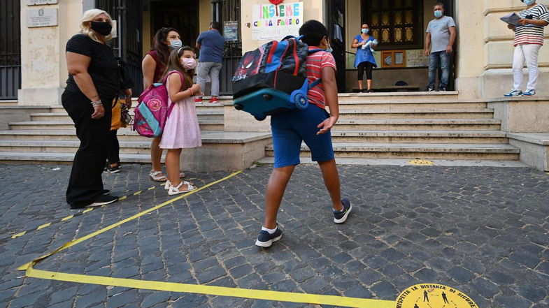 Scuola, nuova sconfitta per la chiusura voluta da Stasi: il TAR sospende l'ordinanza. Si torna in presenza