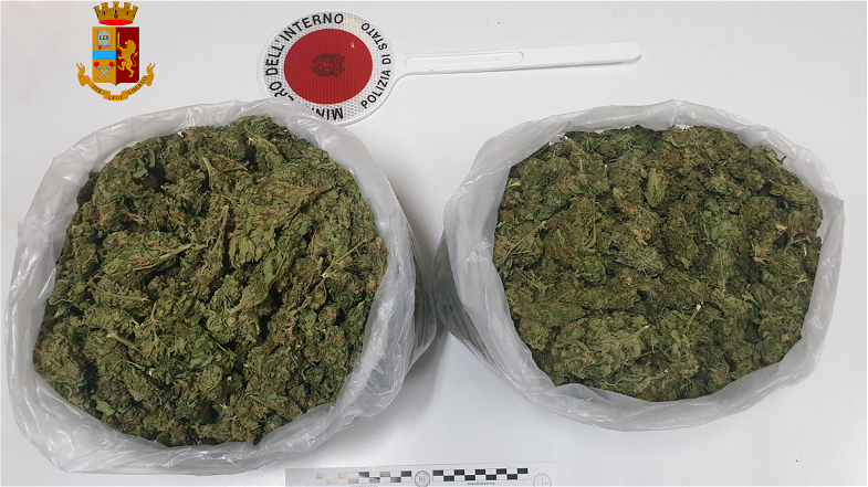Corigliano-Rossano, 4 giovanissimi sorpresi a trasportare 2 kg di marijuana