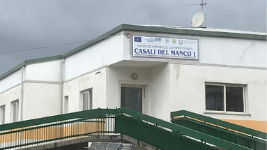 A Casali del Manco cancellata l’intitolazione della scuola a Rita Pisano. La rabbia del figlio