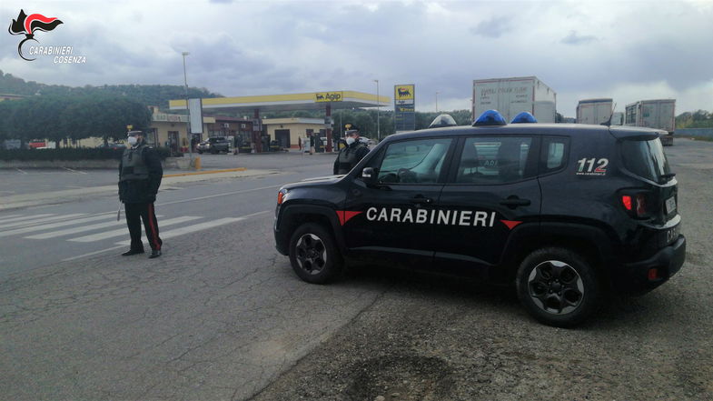 Pietrapaola, accusarti di aver rapinato un negozio: in tre finiscono in manette