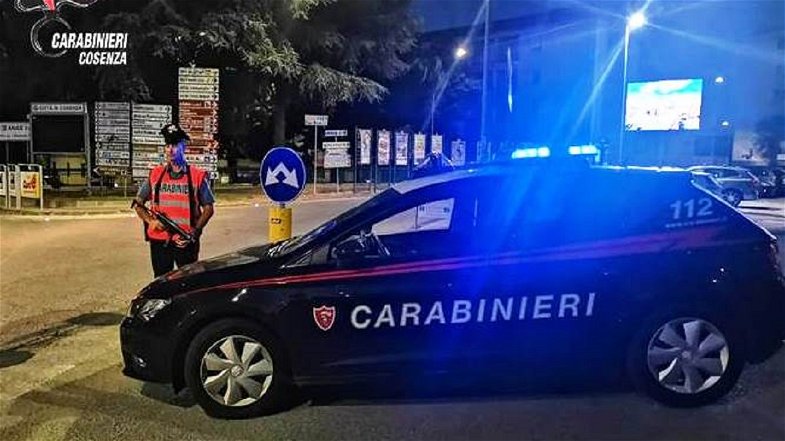 Cosenza, picchia la compagna e aggredisce i Carabinieri, 21enne arrestato nella notte