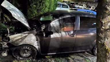 Corigliano-Rossano, ancora un'auto a fuoco nel cuore del centro urbano