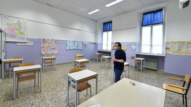 Il ritorno delle superiori a Corigliano-Rossano apre uno scontro generazionale. I ragazzi: «Per una volta siate dalla nostra parte»