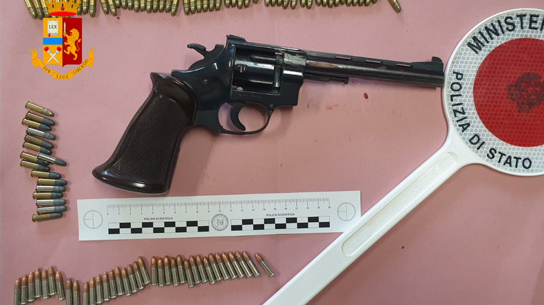 Corigliano-Rossano, trovato in possesso di un’arma clandestina: arrestato
