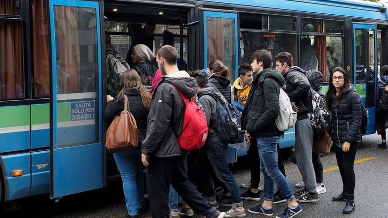 Ritorno a scuola, la rabbia dei pendolari: «In questi mesi non è stato fatto nulla. Trattati come in un esperimento sociale»