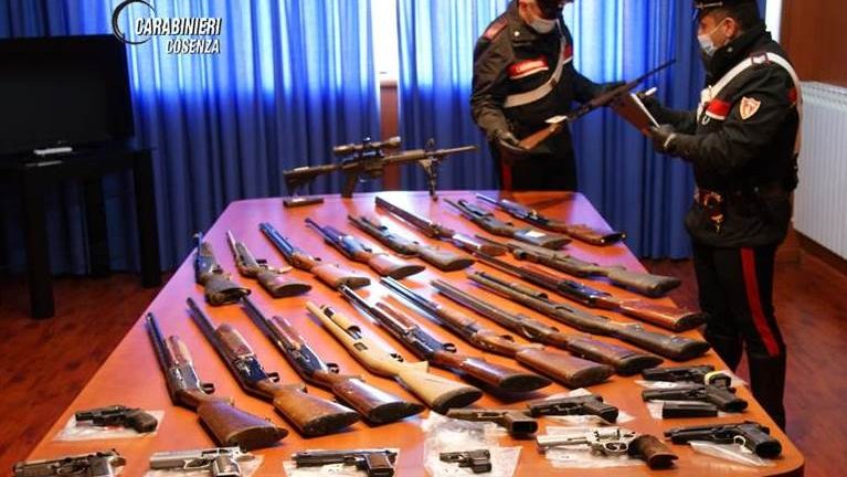 Furto con spaccata: i carabinieri recuperano buona parte delle armi