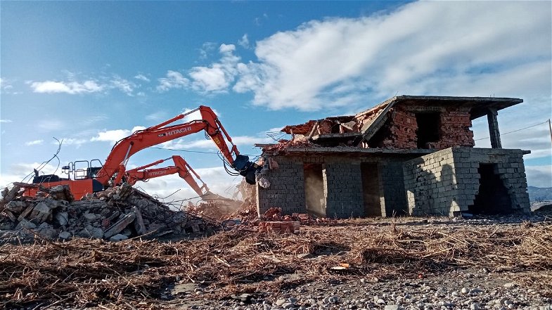 Corigliano-Rossano, continua la lotta al degrado: demolito immobile in località Zolfara