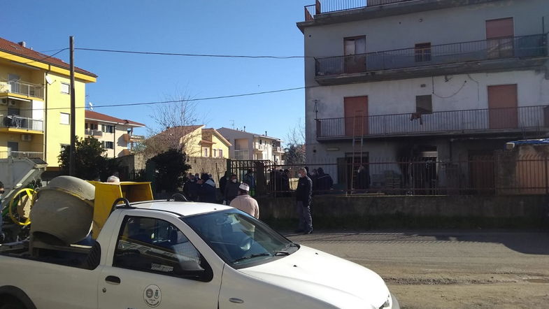 Clandestini occupano un palazzo a Schiavonea. In corso lo sgombero delle forze dell'ordine