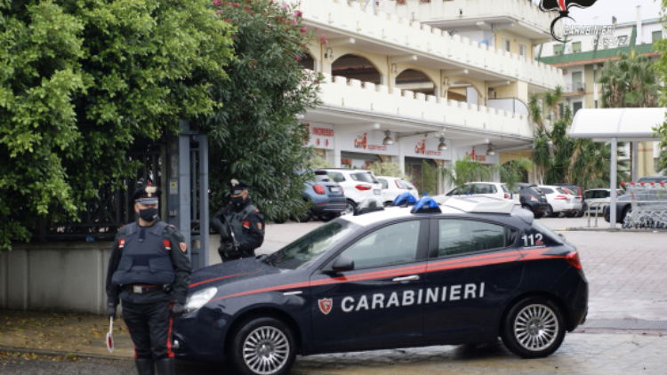 Corigliano-Rossano: ubriaco ruba superalcolici dalla Conad e scappa. Arrestato dai Carabinieri 