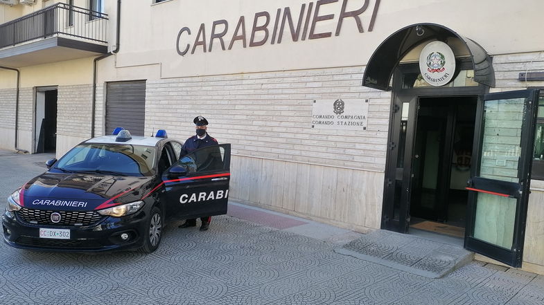 Nello stesso giorno compie una rapina, viola la misura di avvicinamento e danneggia una macchina: arrestato