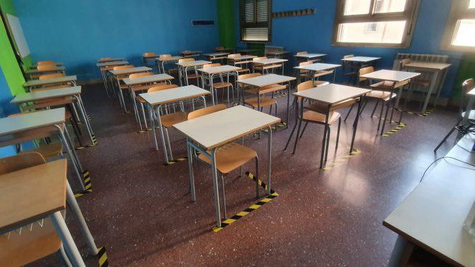 Spirlì punta alle chiusure delle scuole, i sindacati annunciano lo stato di agitazione: «Inaccettabile situazione di caos»