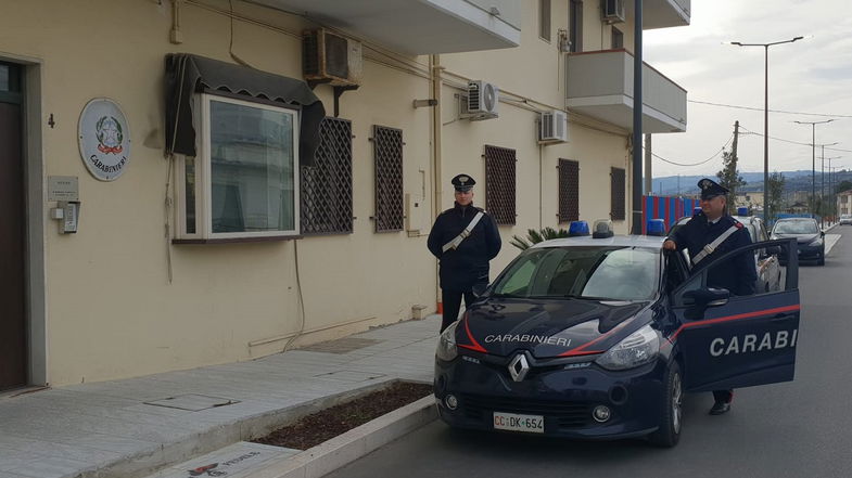 Rocca Imperiale, ubriaco aggredisce un passante e poi i Carabinieri: arrestato