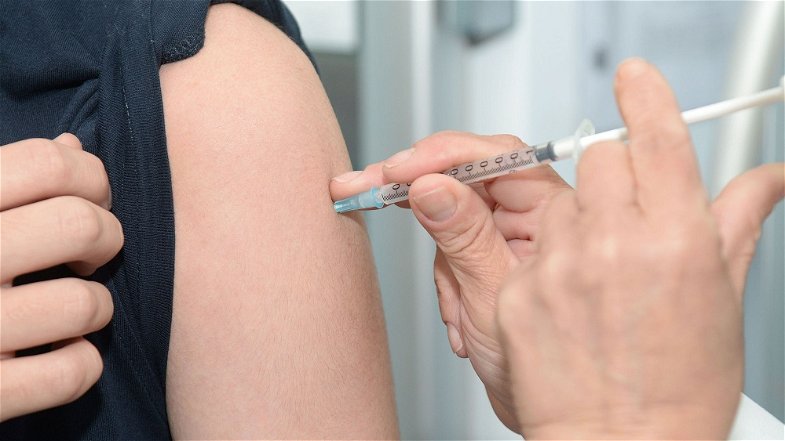 Vaccini: da lunedì iniziano gli over 80. Per il personale scolastico bisognerà attendere il 10 marzo