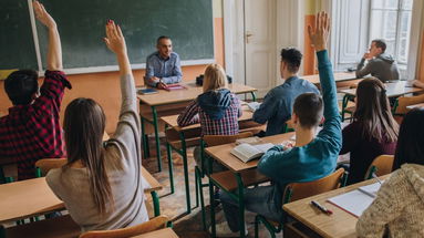 Scuola: «Estendere le vaccinazioni ai maturandi per evitare contagi a ridosso dell'esame»