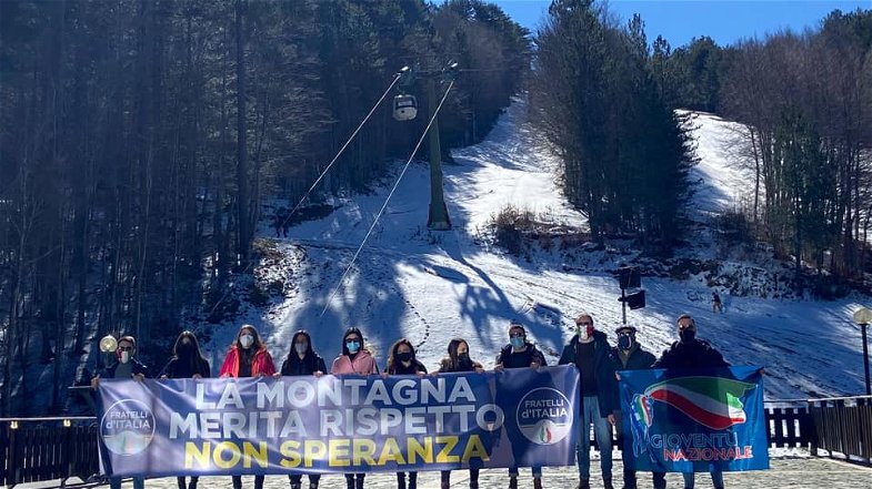 Sit-in di Fratelli d'Italia a Camigliatello per dimostrare vicinanza agli operatori della montagna