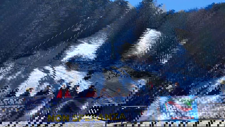 Sit-in di Fratelli d'Italia a Camigliatello per dimostrare vicinanza agli operatori della montagna