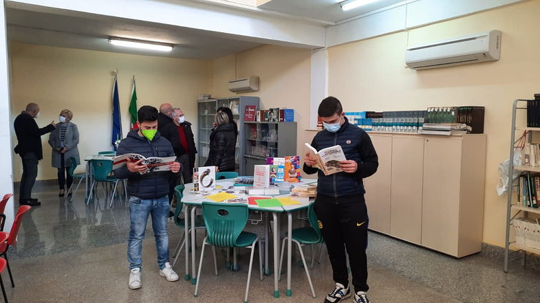 Cosenza, Cgil consegna in comodato d’uso gratuito libri di testo all’istituto Ipsia “Marconi”
