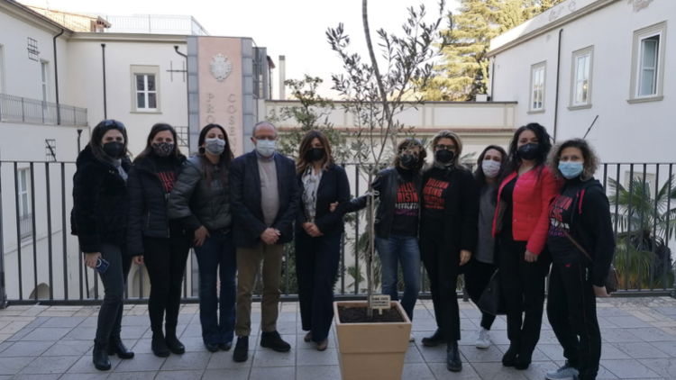 One Billion Rising 2021: piantato un albero di ulivo nel Palazzo del Governo della Provincia
