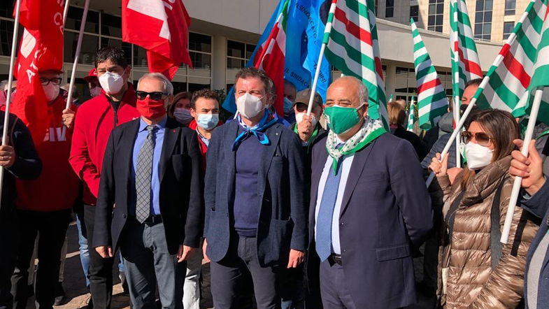 I sindacati in coro: «Prendiamo le distanze da iniziative pasticciate della Regione sul precariato»