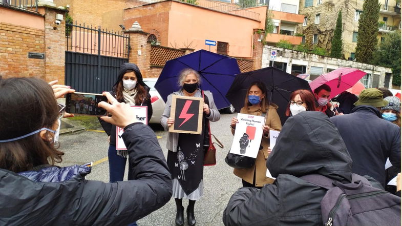 Enza Bruno Bossio celebra l’8 marzo manifestando davanti l’ambasciata polacca