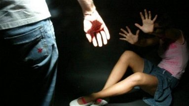 Violenze sessuali e maltrattamenti nei confronti della figlia e della moglie: arrestato