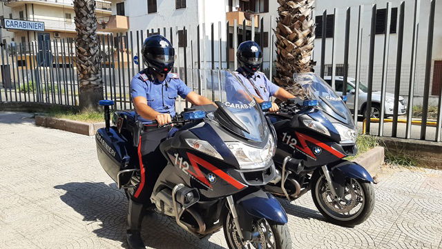 Ubriaco e in preda a un raptus si scaglia contro le auto nel parcheggio. Arrestato un marocchino