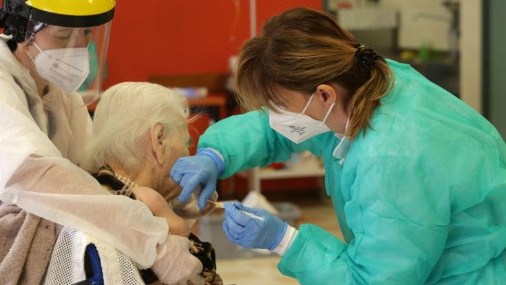 La “macchina dei vaccini” sullo Jonio si blocca sul nascere: anziani rinviati a settimana prossima… forse