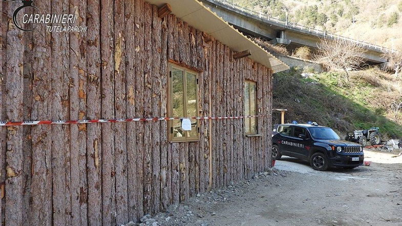 Abusivismo edilizio a Longobucco: sigilli ad un manufatto realizzato nell’area protetta