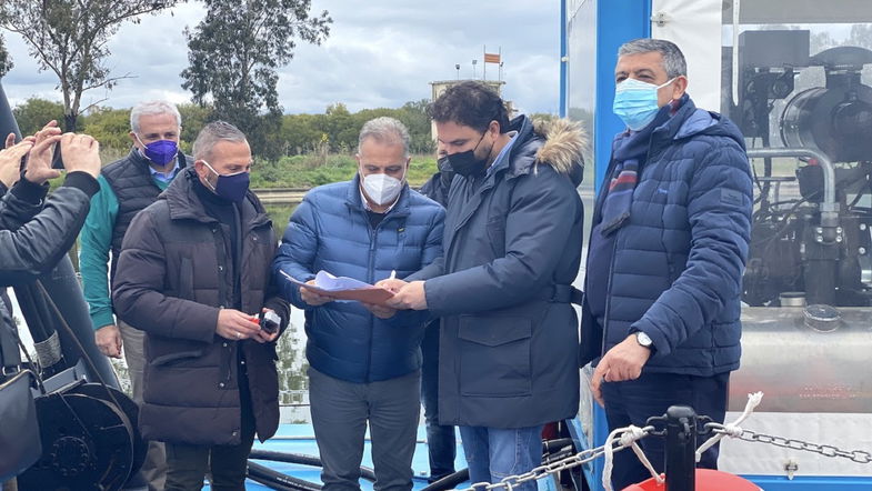 Cassano, il Comune consegna il pontone galleggiante all’Associazione Laghi di Sibari