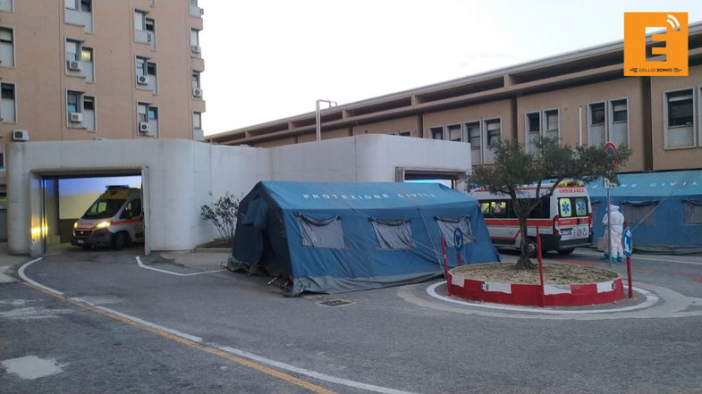 Covid, continua l’incubo delle ambulanze in coda al Pronto Soccorso del Giannettasio