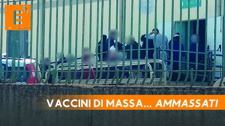 Vaccini, a Corigliano-Rossano attività di immunizzazione di massa… ma sono tutti ammassati