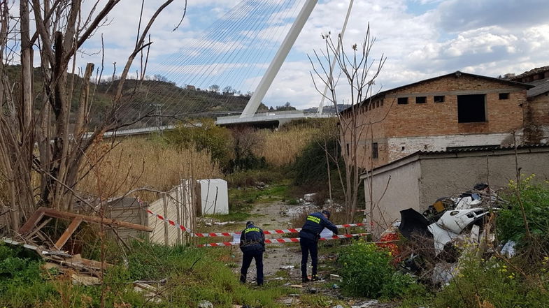 Cosenza, sequestro di un’area adibita a discarica. Apposti i sigilli a un capannone