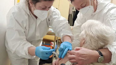 Vaccini, la denuncia: «in Calabria per gli over 70 la prima dose solo dopo il 6 maggio»