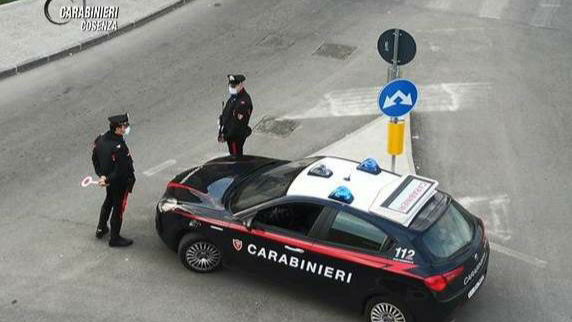 Svuotava i soldi dalla macchinetta dei biglietti: autista bus beccato e arrestato dai carabinieri