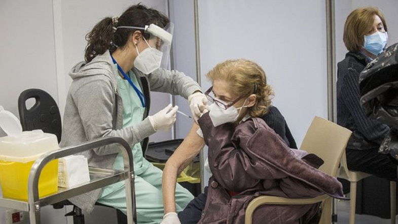 Vaccini, appello dei sindaci dell’Arberia: «Somministrare le dosi nel proprio comune»