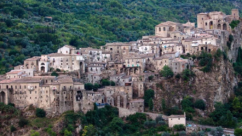 Festa nel municipio a Oriolo, il Sindaco smentisce: «Ero a casa, sono stata avvisata dai Carabinieri»