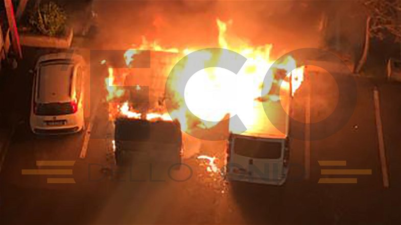 Corigliano-Rossano, a fuoco nella notte due furgoni per il trasporto di operai
