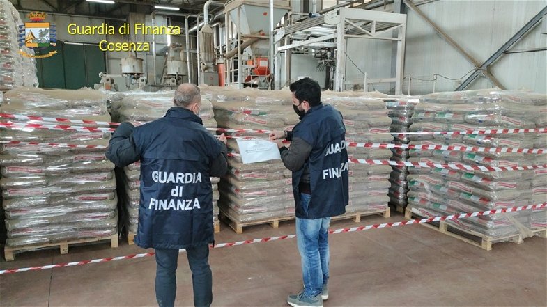 Cosenza, sequestro di oltre 300 tonnellate di pellet contraffatto: denunciato imprenditore 
