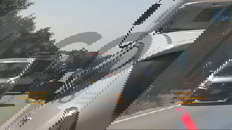 Incidente sulla Statale 106: una moto finisce su un guardrail: Centauro trasferito a Cosenza
