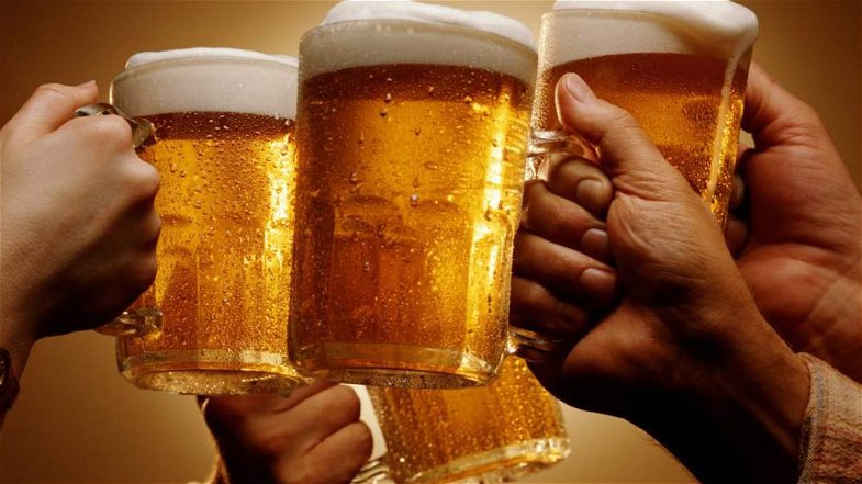Corigliano-Rossano: tutti a bere birra in un locale, chiuso un esercizio commerciale