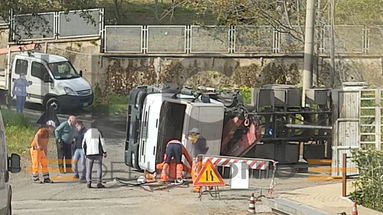 Incidente sul lavoro, si ribalta un camion: illeso il conducente