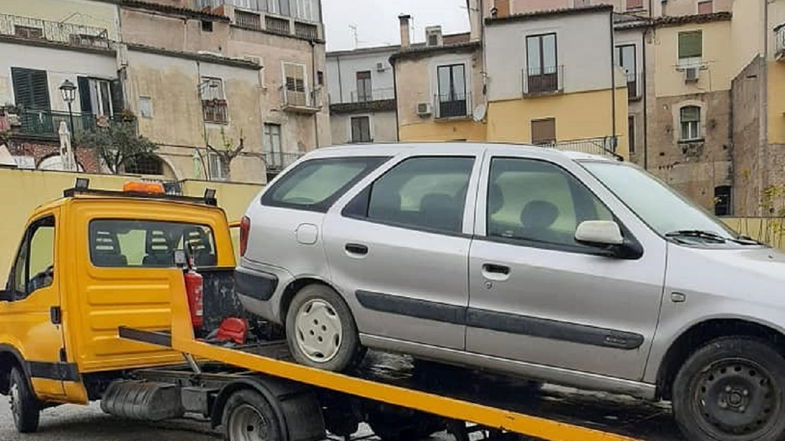 Cassano Jonio, rimosse auto abbandonate vicino l’Ufficio Postale