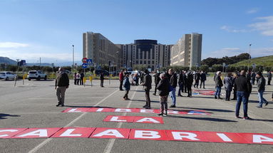 DemA Calabria e il flash mob nel piazzale della Cittadella di Catanzaro il 25 aprile